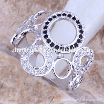 Nouveaux anneaux de couple de conception avec des anneaux de serviette de zircone Les bijoux rhodiés sont votre bon choix